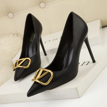 2021 mais novo Estilo de Salto Alto Sexy Bombas de Mulheres Sapatos de Fivela de Metal Sapatos de Casamento para as Mulheres Noiva Superficial Apontado Único Sapatos