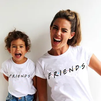 1PC AMIGOS Impresso T-shirt de Mãe e Filha Combinando as Roupas Casuais Família Look Tshirt de Crianças+Mãe T-Shirt Familiar Correspondente Roupas