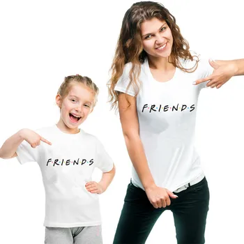 1PC AMIGOS Impresso T-shirt de Mãe e Filha Combinando as Roupas Casuais Família Look Tshirt de Crianças+Mãe T-Shirt Familiar Correspondente Roupas