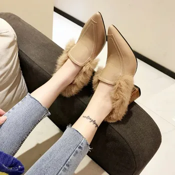 Peludo sapatos femininos novo 2018 moda quente sapatos femininos versão coreana do selvagem apontou salto alto grosso com o único sapatos