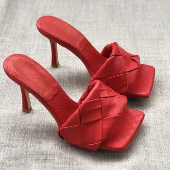 2020 Moda Dedo Do Pé Quadrado Tecer Salto Alto Sapatos De Mulheres Chinelos De Couro De Luxo Designer Senhoras Rua Sandálias De Praia Slides Sapatos