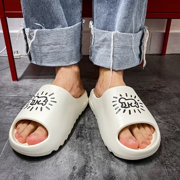 Dormentes de sapatos de homens 2020 Marca apresentação de Chinelos Homens Interior Macio Homens da casa de chinelos de Praia (Flip Flops Flats Graffiti Sapatos de Homem