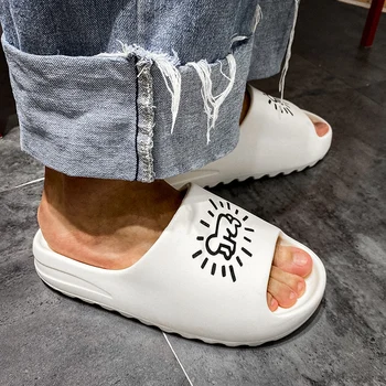 Dormentes de sapatos de homens 2020 Marca apresentação de Chinelos Homens Interior Macio Homens da casa de chinelos de Praia (Flip Flops Flats Graffiti Sapatos de Homem