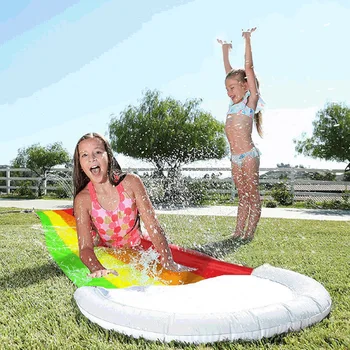Interessante Verão Pulverização De Água Slide Arco-Íris De Cores Brilhantes Festa Ao Ar Livre Felizes Jogo Que Visitam Gramado Calor Escape Acessórios