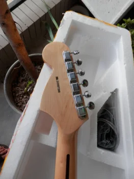 Fábrica personalizados de alta qualidade de imagem real branco Jaguar guitarra elétrica 9yue23