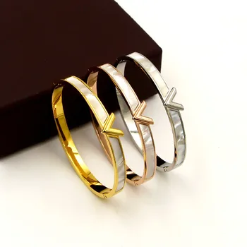 -seller clássico e elegante design V carta de pérola shell e pulseira de aço inoxidável jóia para as mulheres pulseira de atacado