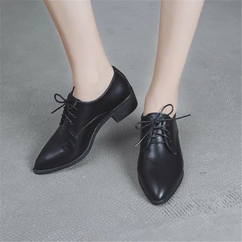 Europeu de calçados femininos primavera, outono 2018 novo estilo demora no brit pequenos sapatos grossos e único sapato apontado social sapatos