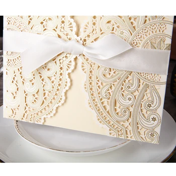 50pcs Marfim de Corte a Laser Elegantes Convites de Casamento com Cartão de Rendas de Cartão de Saudação Personalizar Com Fita de Aniversário, Festa de Casamento de Suprimentos